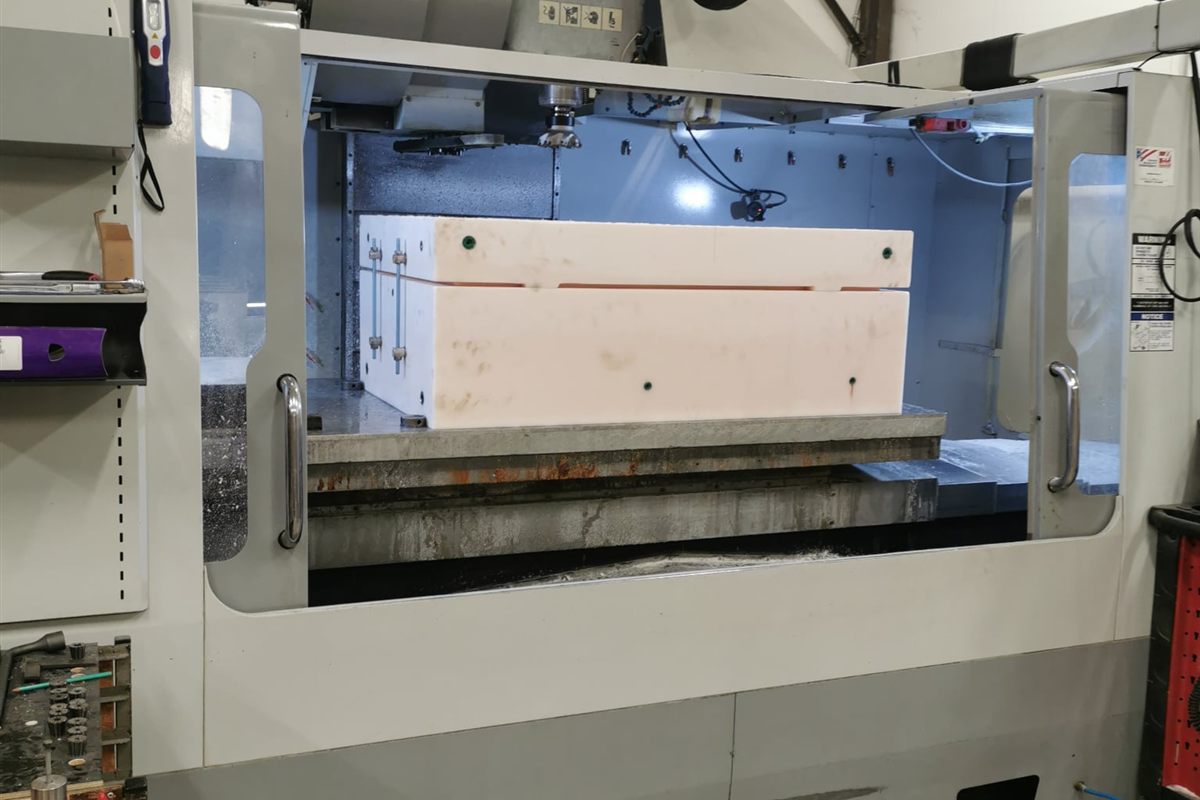 Fraiseuse CNC en cours d'usinage d'un bloc de résine poreuse